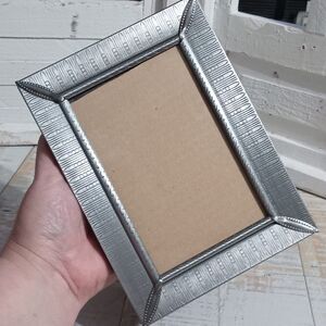 Silver Metal 4x6 Photo Picture Frame Textured Embellished Corners/Side Felt Back